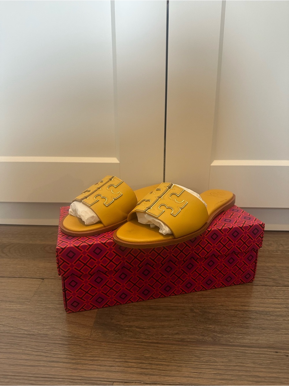 Tory Burch Size 9 Inese Slide in Daylily/Spark Gold